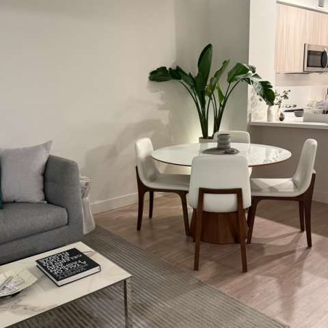 Image by @darrendarnborough